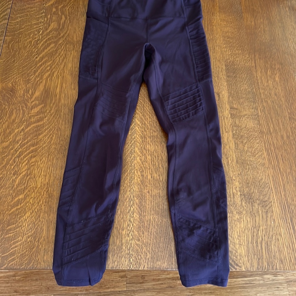 Used. Active wear with pockets. 80% Polyester 20% Spandex